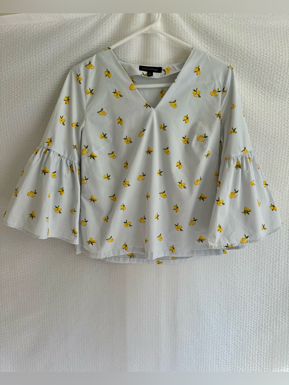 BANANA REPUBLIC Lemon Print Light Blue Bell Sleeve V Neck Shirt Top Size XS